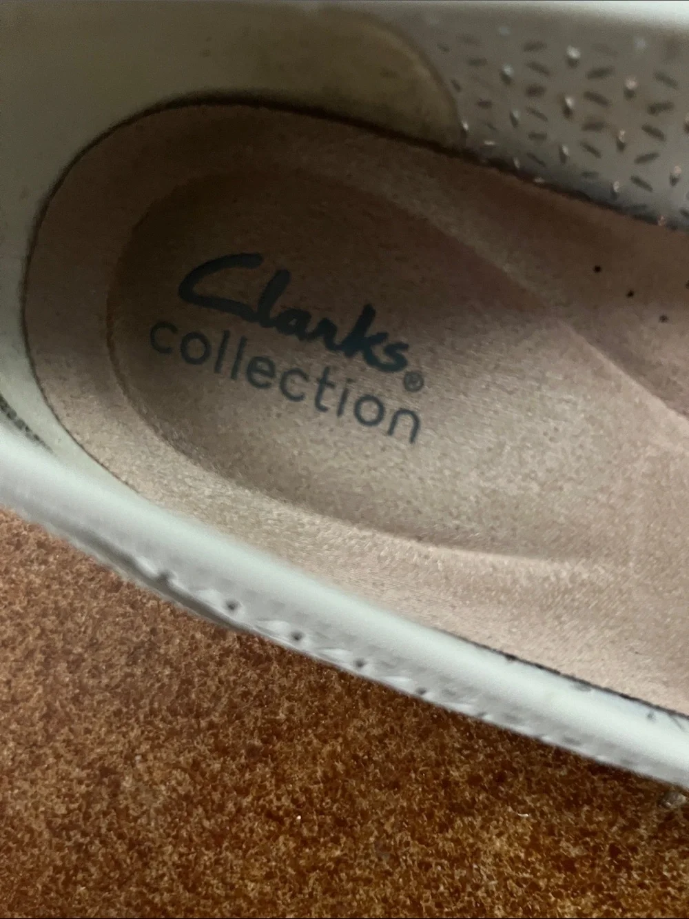 Clarks Women's Cream Laser-Cut Pointed Ballet Flats with Bow Sz 9